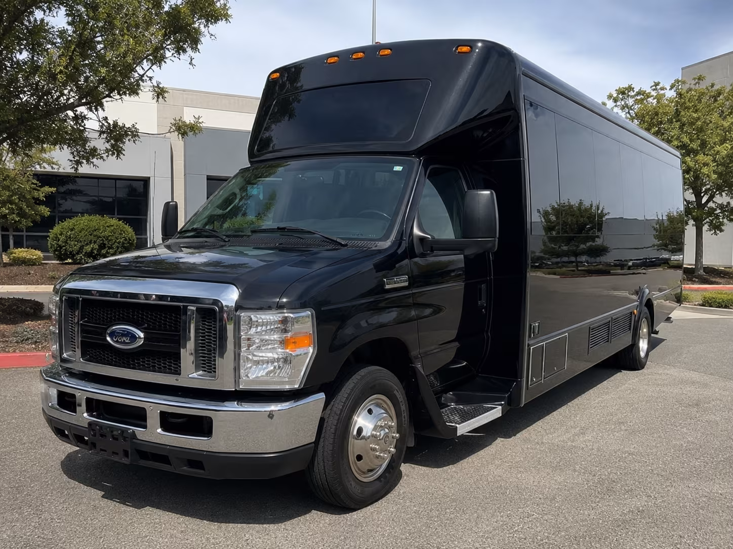 Fort Worth Birthday, Sweet 16, & Quinceañera Transportation party bus exterior